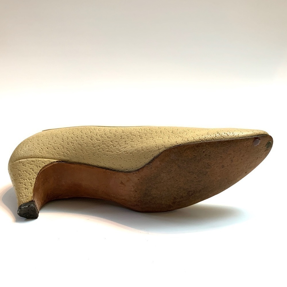 Vintage 1960s beige textured leather pumps - Picture 7 of 7